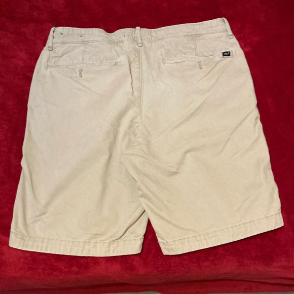 Abercrombie and Fitch men’s 32 waist khaki shorts - Picture 2 of 6